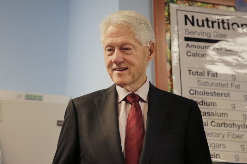 Esta foto de archivo del 10 de diciembre de 2019 muestra al ex presidente estadounidense Bill Clinton durante una visita a la escuela secundaria Edward A. Reynolds West Side en Nueva York.&nbsp;&nbsp;