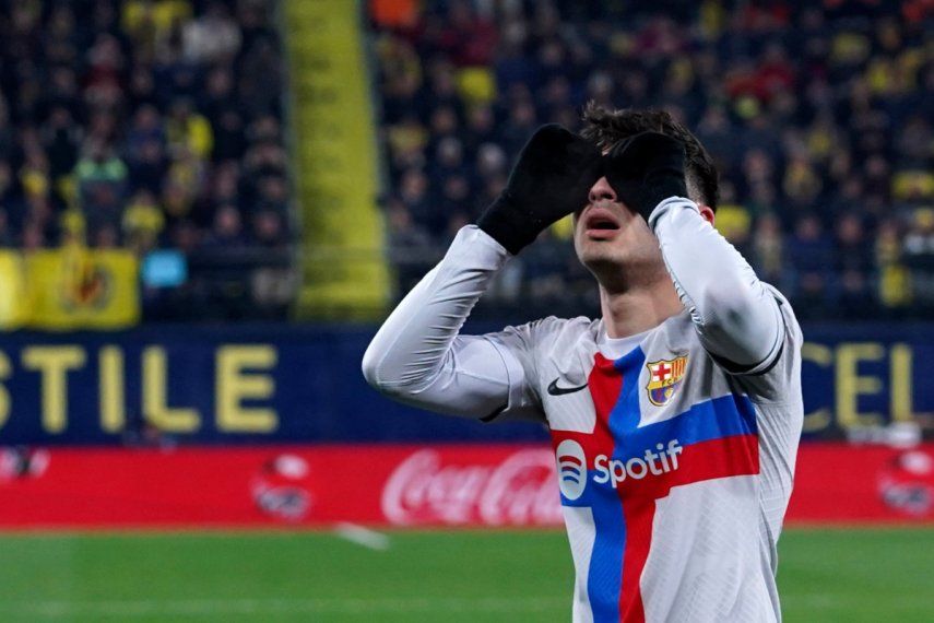 Pedri celebra tras anotar el primer gol del Barcelona en el partido ante Villarreal en la Liga española, el domingo 12 de febrero de 2023. 