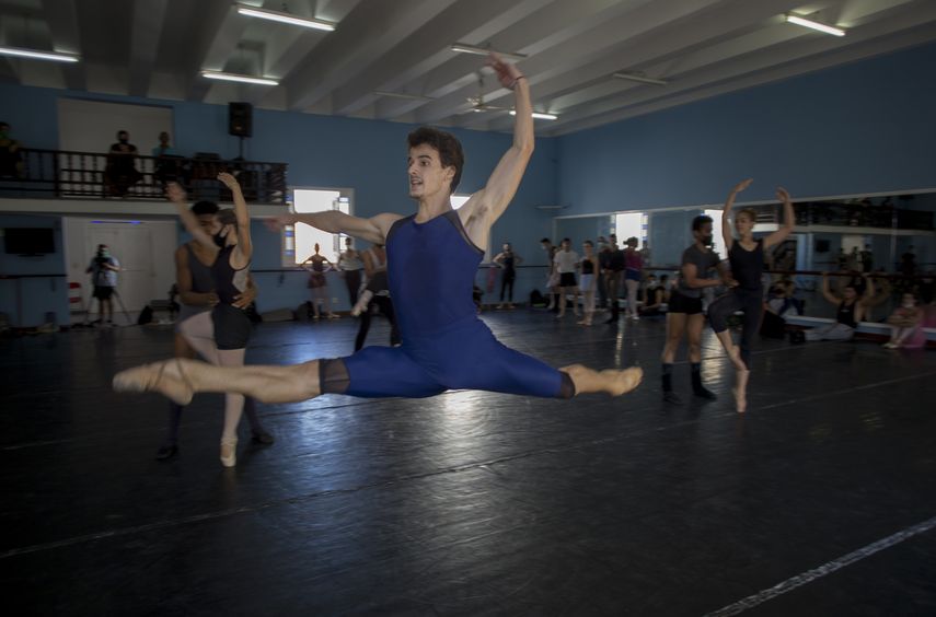 El Ballet Nacional de Cuba ensaya la Séptima Sinfonía del coreógrafo alemán Uwe Scholz el jueves 9 de diciembre de 2021 en La Habana. El BNC volverá al escenario del Teatro Nacional el 16 de diciembre por primera vez desde que comenzó la pandemia.