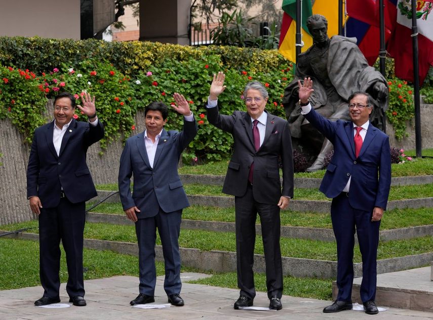 De izquierda a derecha, los presidentes de Bolivia, Luis Arce; de Perú, Pedro Castillo; de Ecuador, Guillermo Lasso, y Gustavo Petro, de Colombia, posan para la foto oficial de la Cumbre de la Comunidad Andina en Lima, Perú, el lunes 29 de agosto de 2022.