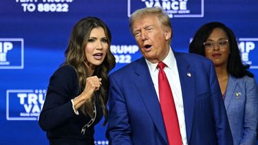 El presidente electo de Estados Unidos, Donald J. Trump, escucha a la gobernadora de Dakota del Sur, Kristi Noem, durante un evento de campaña.