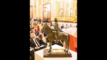 Galardón Bernardo de Gálvez: talla en bronce, que reproduce a escala la escultura ecuestre del militar malagueño, ubicada frente al Departamento de Estado en Washington, DC. La Fundación Consejo España-EEUU concedió el premio al Museo Meadows de Dallas.