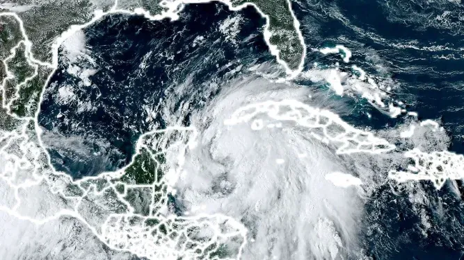 Imagen satelital cortesía de la Administración Nacional Oceánica y Atmosférica (NOAA) y la Subdivisión de Meteorología Regional (RAMMB) muestra el huracán Helene azotando el Caribe el 24 de septiembre de 2024.