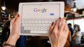 Una persona abre el buscador Google en su tableta. Una persona abre el buscador Google en su tableta.