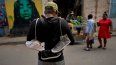 Un vendedor callejero de zapatos busca clientes el miércoles 31 de enero de 2024, en La Habana Vieja, Cuba.&nbsp;