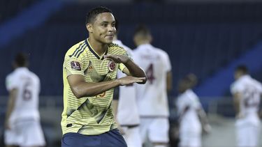 Luis Muriel, de la selecci&oacute;n de Colombia, festeja luego de anotar su segundo tanto ante Venezuela durante un partido de las eliminatorias mundialistas, disputado el viernes 9 de octubre de 2020