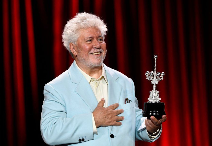 El director español Pedro Almodóvar hace un gesto después de recibir el Premio Donostia Lifetime Achievement Award en reconocimiento a su carrera, durante el 72º Festival Internacional de Cine de San Sebastián en la ciudad vasca de San Sebastián, en el norte de España, el 26 de septiembre de 2024.
