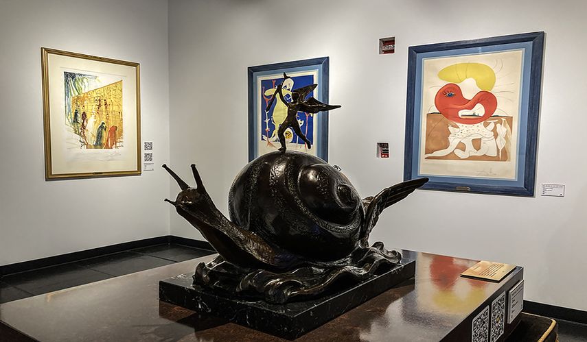 Otros componentes en la obra de Dalí, el caracol y el ángel.