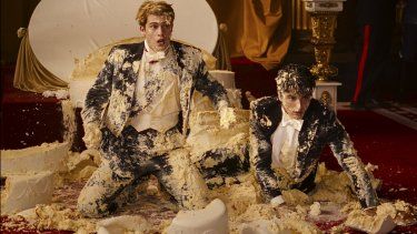 En esta imagen proporcionada por Amazon Studios, Nicholas Galitzine y Taylor Zakhar Pérez en una escena de Red, White & Royal Blue.&nbsp;