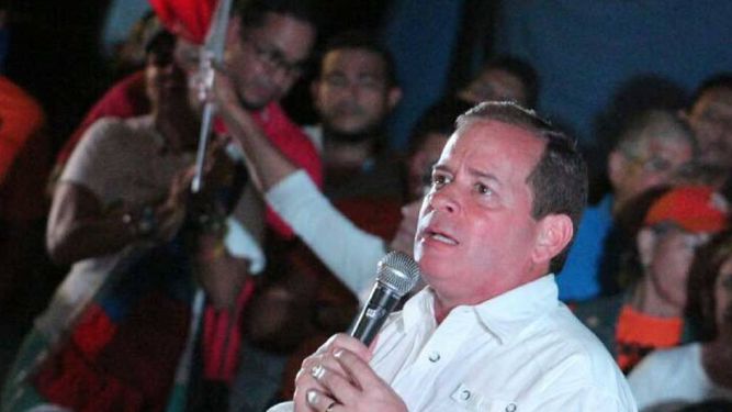 El diputado opositor venezolano Juan Pablo Guanipa ofrece declaraciones.