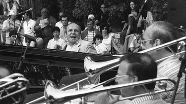 En esta foto de archivo tomada el 16 de julio de 1983, el pianista y compositor de jazz francés Claude Bolling (C) actúa con una big band durante la décima edición del festival de música Grande Parade du Jazz en Niza, sureste de Francia.&nbsp;