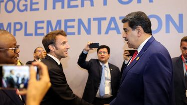 El presidente de Francia, Emmanuel&nbsp;Macron se saluda con el dictador Nicolás Maduro durante la COP27 en Egipto.