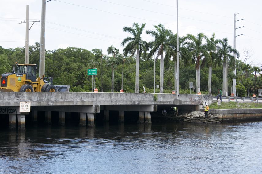 El puente de la calle 163 une la isla de Oleta River State Park con tierra firme de Miami.