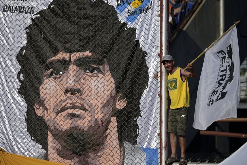 A un año del fallecimiento de Diego Armando Maradona, aún siguen honrando la memoria del legendario futbolista de Argentina
