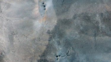 Esta imagen satelital proporcionada por Maxar Technologies, tomada el 22 de junio de 2025, muestra un primer plano de los cráteres tras los ataques estadounidenses contra la Planta de Enriquecimiento de Combustible Fordow (FFEP) de Irán, al noreste de la ciudad de Qom.&nbsp;