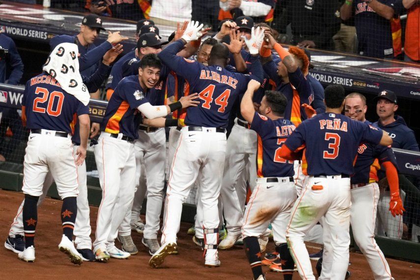 El cubano Yordan Álvarez festeja con los Astros de Houston tras conectar un jonrón de tres carreras en el sexto juego de la Serie Mundial ante los Filis de Filadelfia, el 5 de noviembre de 2022.