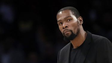 En esta foto del 10 de marzo del 2020, Kevin Durant, de los Nets de Brooklyn, ve un partido de la NBA entre su equipo y los Lakers de Los Angeles en Los Angeles.&nbsp;