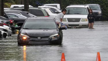 Decenas de vehículos quedaron atrapados en las calles de Miami, tras el paso de las lluvias.