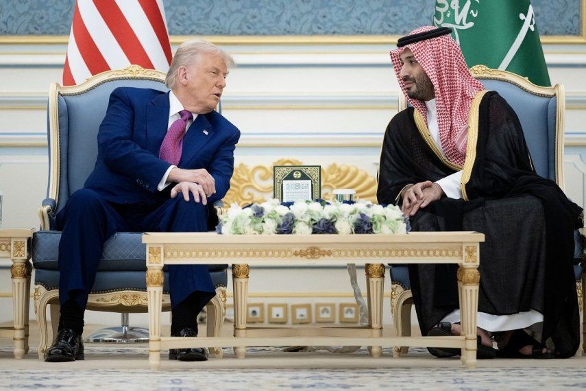 El presidente   Donald Trump, y el príncipe heredero del reino, Mohammed Bin Salman, conversan antes de una ceremonia de café en la Corte Real de Riad el 13 de mayo de 2025. 