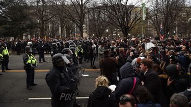 La policía y los manifestantes se enfrentan en la calle K entre las calles 13 y 14, donde los coches fueron incendiados después de la toma de posesión del presidente Donald Trump este viernes 20 de enero, en Washington.