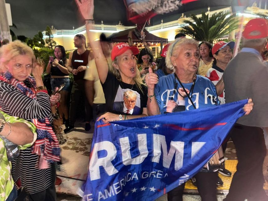 Simpatizantes del expresidente Donald Trump celebran el triunfo del republicano la madrugada del miércoles en la ciudad de Miami.