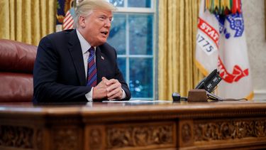 El presidente estadounidense, Donald J. Trump, inicia una comunicación con su homólogo mexicano, Enrique Peña Nieto, en el Despacho Oval de la Casa Blanca, en Washington este 27 de agosto de 2018.