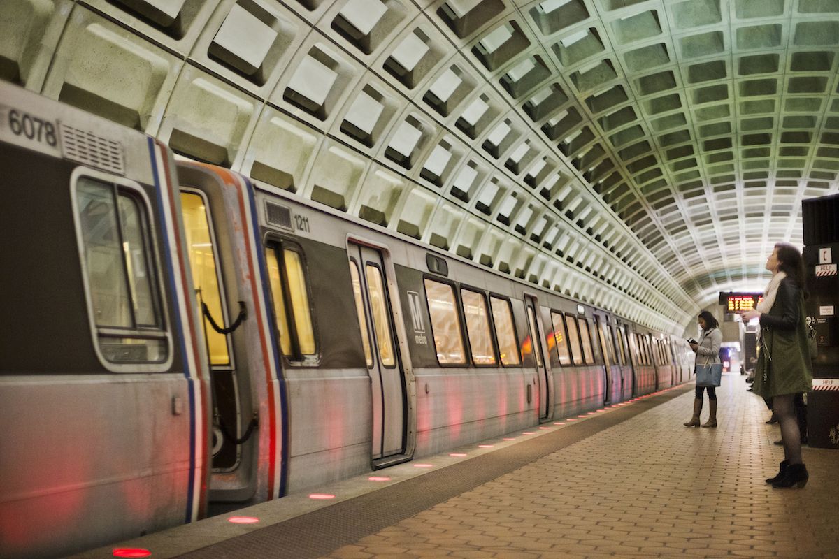 En esta imagen del 12 de marzo de 2015, pasajeros aguardan en el andén antes de abordar un tren en la estación U Street, de Washington. En esta imagen del 12 de marzo de 2015, pasajeros aguardan en el andén antes de abordar un tren en la estación U Street, de Washington.