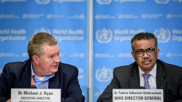 El director ejecutivo del programa de Emergencias de la OMS, Michael Ryan&nbsp;y el&nbsp;director general de la Organizaci&oacute;n Mundial de la Salud&nbsp; Tedros Adhanom Ghebreyesus, hablando sobre la situaci&oacute;n del COVID-19, en Ginebra, Suiza, marzo 9, 2020.