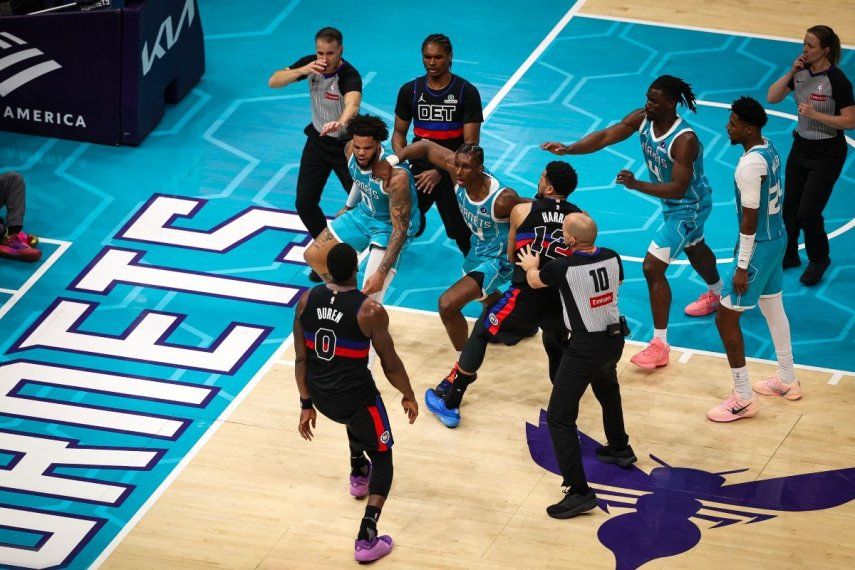 Jugadores de los Pistons y los Hornets pelean durante un juego de la NBA, el 9 de febrero de 2026.