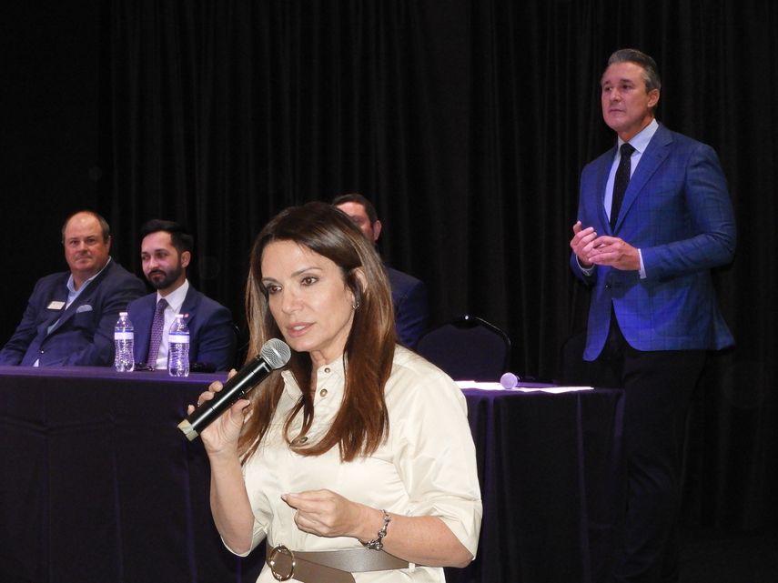 Senadora Ileana García, y el comisionado René García durante el encuentro con la comunidad. Senadora Ileana García, y el comisionado René García durante el encuentro con la comunidad.