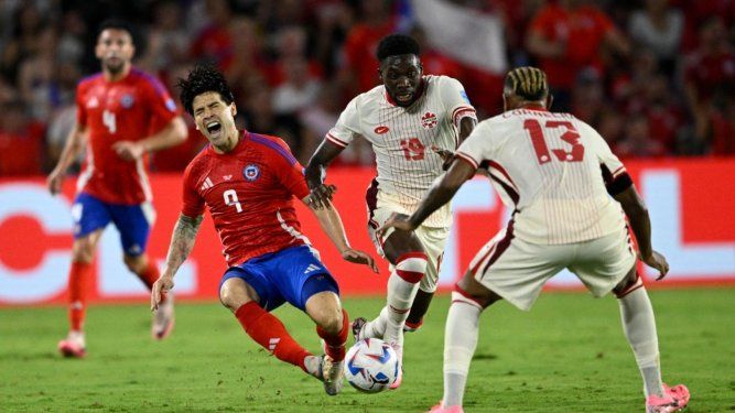 El chileno Víctor Dávila (9) tras recibir una falta del canadiense Alphonso Davies (19) durante el partido del Grupo A de la Copa América, el sábado 29 de junio de 2024, en Orlando.&nbsp;
