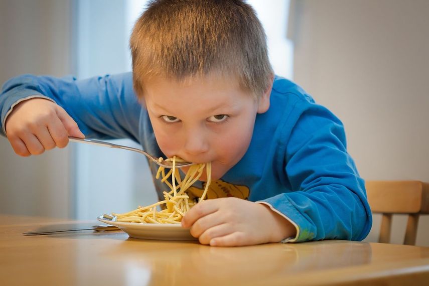 Imagen de un niño comiendo