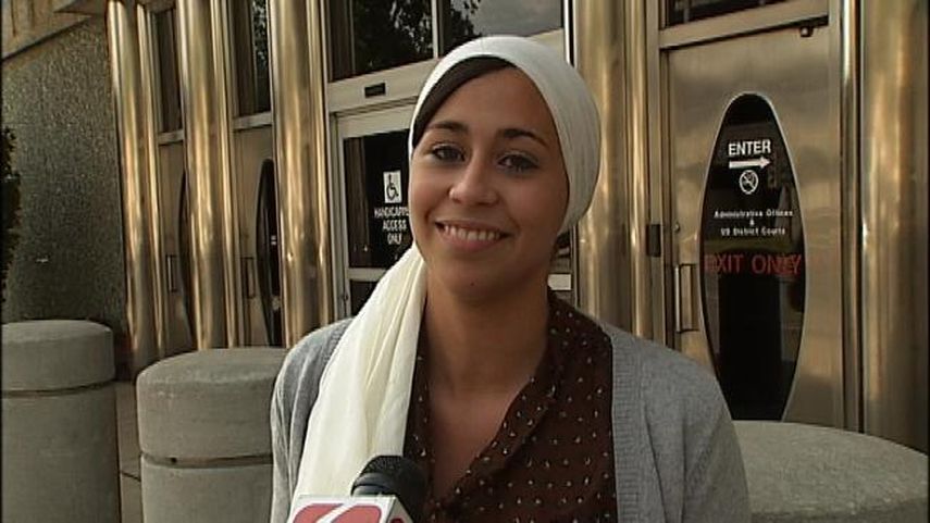 Samantha Elauf acusó a la firma Abercrombie & Fitch por haberla rechazado cuando solicitaba empleo en una de sus tiendas por utilizar una hijab. (Imagen del programa televisivo News On 6) 