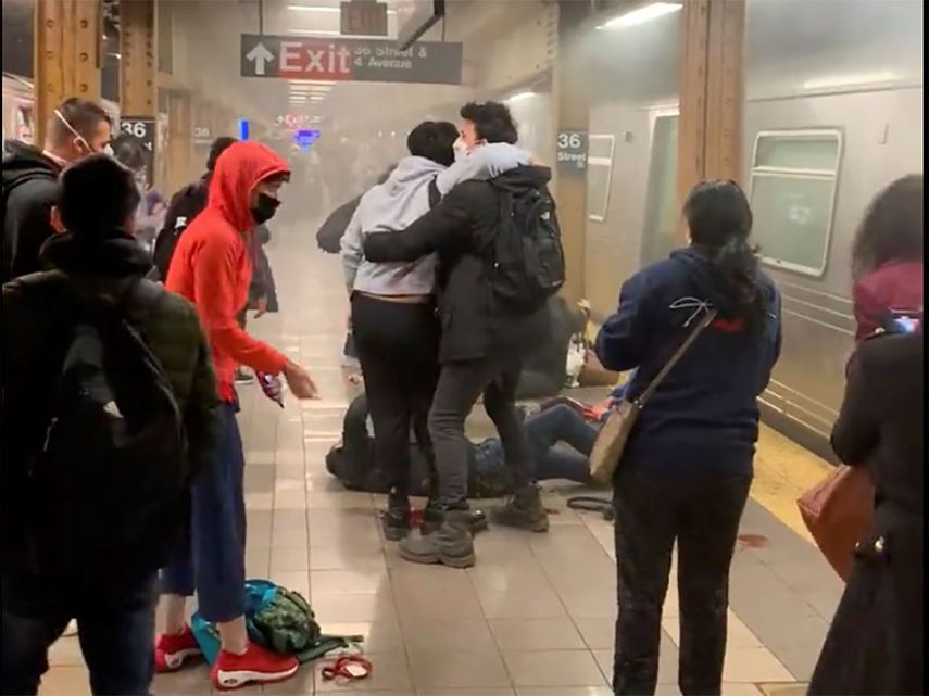 Esta fotografía proporcionada por Will B Wylde muestra a una persona que recibe ayuda en el andén de una estación de metro de Brooklyn, Nueva York, el martes 12 de abril de 2022.
