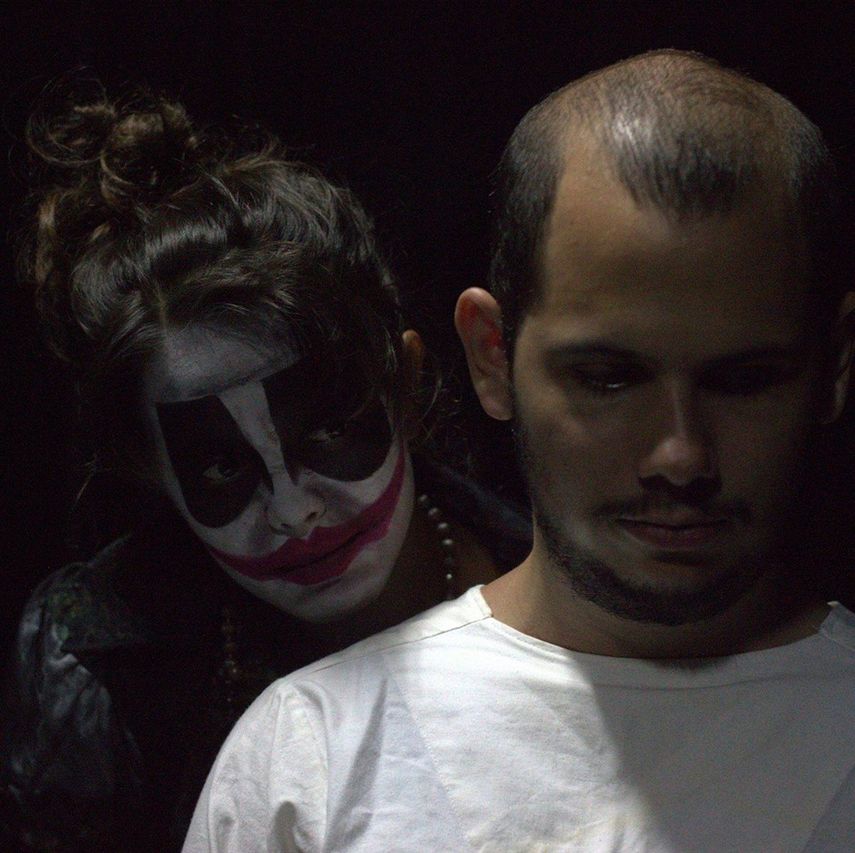 Foto cedida por el artista cubano Adonis Milán (der) cuando actuaba en una obra de teatro.