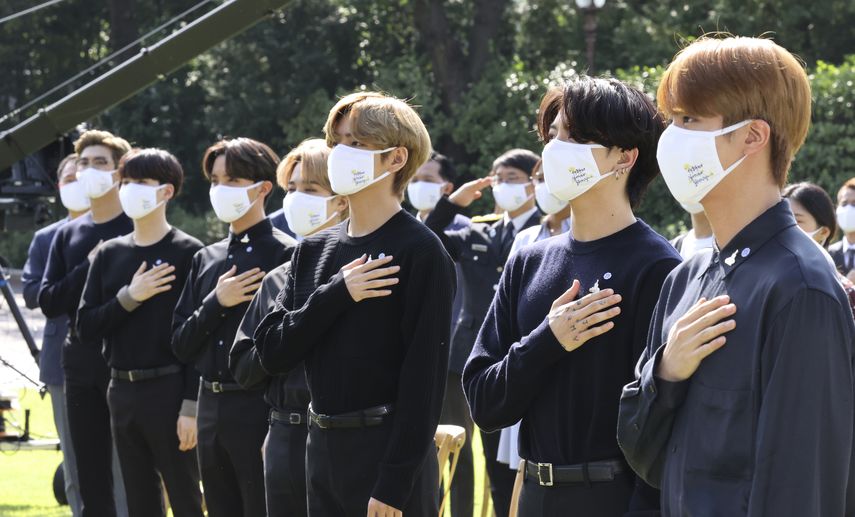 La banda sudcoreana BTS saluda su bandera nacional durante una ceremonia para conmemorar el Día Nacional de la Juventud en la Casa Azul presidencial en Seúl, Corea del Sur, el 19 de septiembre de 2020. La banda ha desatado polémica en China.&nbsp;