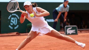 La polaca Iga Swiatek devuelve un tiro de la checa Karolina Muchova durante la final femenina del Abierto de Francia, el sábado 10 de junio de 2023, en París.&nbsp;