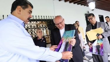 Durante encuentro con Nicolás Maduro, el arzobispo de Caracas, monseñor Raúl Biord, y el rector de la UCAB, padre Arturo Peraza, le entregaron al&nbsp; el afiche de la canonización del Dr José Gregorio Hernández y la madre Carmen Rendiles.