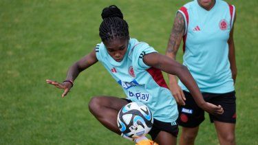 Linda Caicedo, de la selección de Colombia, controla un balón en un entrenamiento en Bogotá, el jueves 6 de julio de 2023. Durante un duelo ante Irlanda se debió suspender el partido en la primera mitad&nbsp;