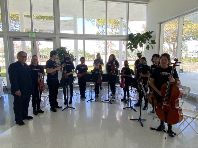 La orquesta Youth Enlightenment System (YES), dirigida por el maestro César Rangel, en el evento "Cantando por la vida", el domingo 27 de febrero de 2022 en el Westchester Cultural Arts Center, en Miami. 