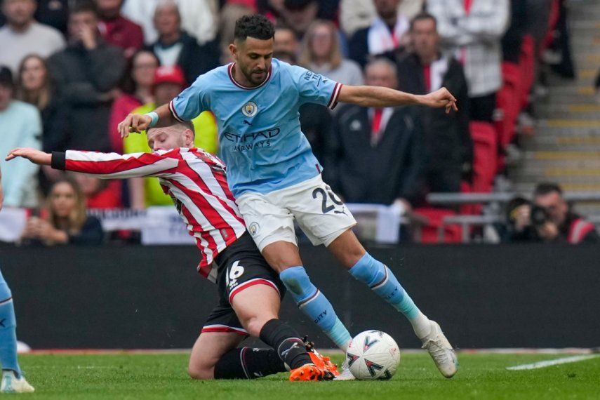 Oliver Norwood del Sheffield United pelea por el balón con Riyad Mahrez del Manchester City en el encuentro de Copa de la Liga el sábado 22 de abril del 2023 en el Estadio Wembley.&nbsp;