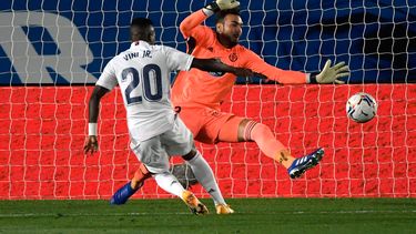 Un gol a bocajarro del joven brasile&ntilde;o Vinicius (65) dio la victoria al Real Madrid para colocarlo en el podio liguero