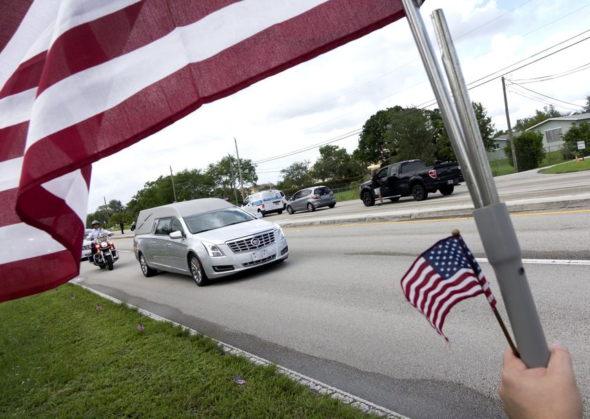 El coche fúnebre que porta el cuerpo del sargento del ejército estadounidense La David Johnson pasa en procesión después de su funeral en la iglesia Christ the Rock en Cooper City en Broward.&nbsp;