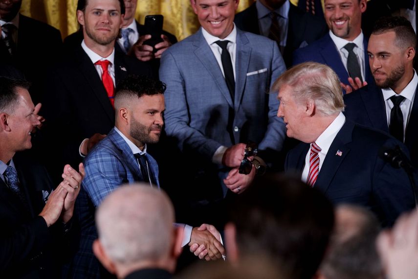El momento en que Trump y Altuve se estrechan la mano.