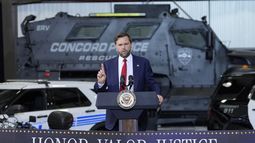 El vicepresidente JD Vance habla sobre recortes de impuestos y apoyo a la aplicación de la ley en el Aeropuerto Regional Concord–Padgett el 24 de septiembre de 2025 en Concord, Carolina del Norte.