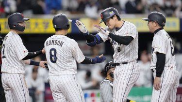 Shohei Ohtani de Japón celebra con sus compañeros su jonrón de trs carreras en la quinta entrada del duelo de exhibición ante Hanshin Tigers en Osaka antes del Clásico Mundial de Béisbol el lunes 6 de marzo del 2023.&nbsp;