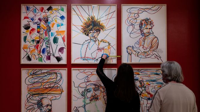 Empleados del Museo Marmottan-Monet comprueban las pinturas colgadas del artista francés Gerard Fromanger el 18 de mayo de 2021.