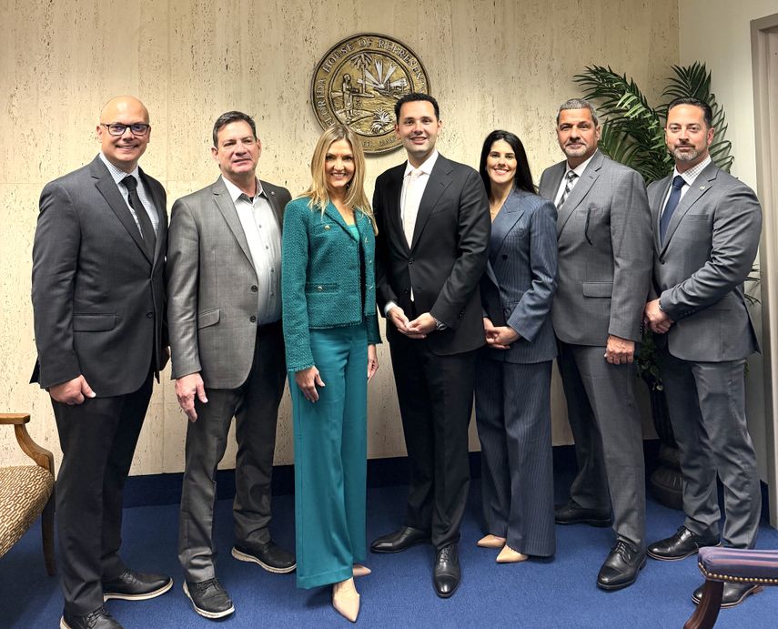 Jefe de despacho José Torres, concejal Luis Rodríguez, representante Jennifer Canady, alcalde Bryan Calvo, concejales Gelien Pérez y Carl Zogby y George Fuente, jefe del Departamento de policía 