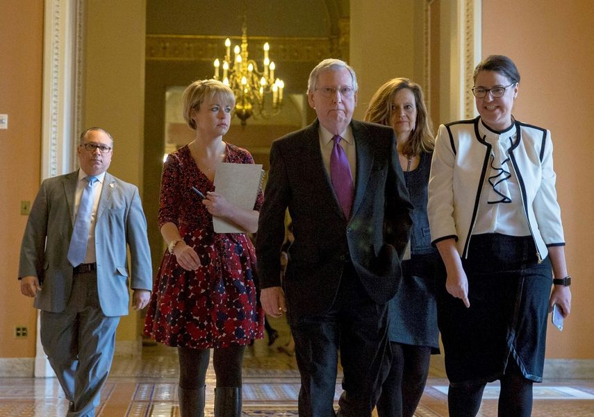 El líder de la mayoría republicana en el Senado de&nbsp;EEUU, Mitch McConnell (c), llega al Capitolio en Washington DC, Estados Unidos.&nbsp;