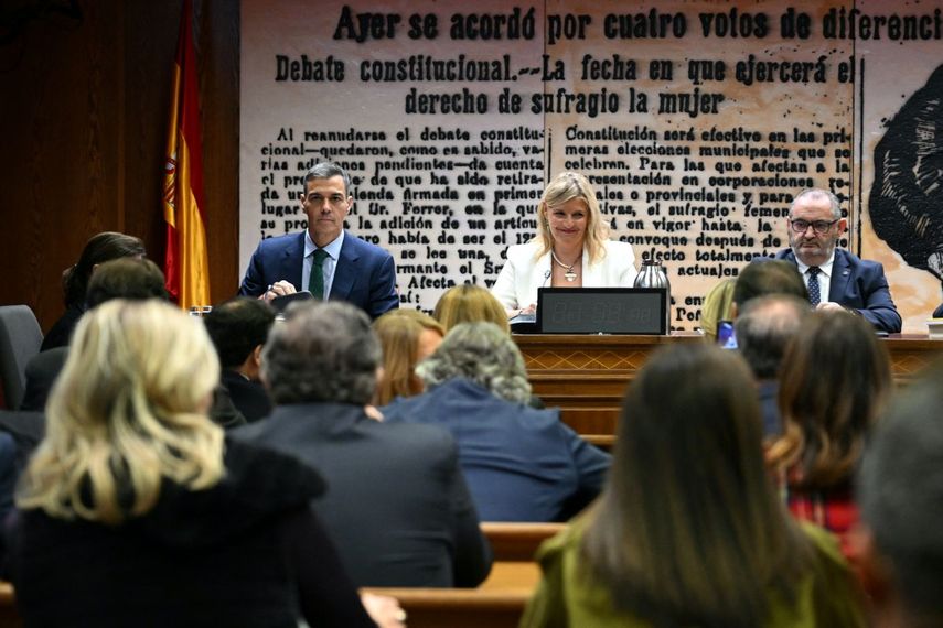 El presidente del Gobierno español, Pedro Sánchez (izq.), asiste a una audiencia ante una comisión del Senado el 30 de octubre de 2025 en el Senado de Madrid.&nbsp;